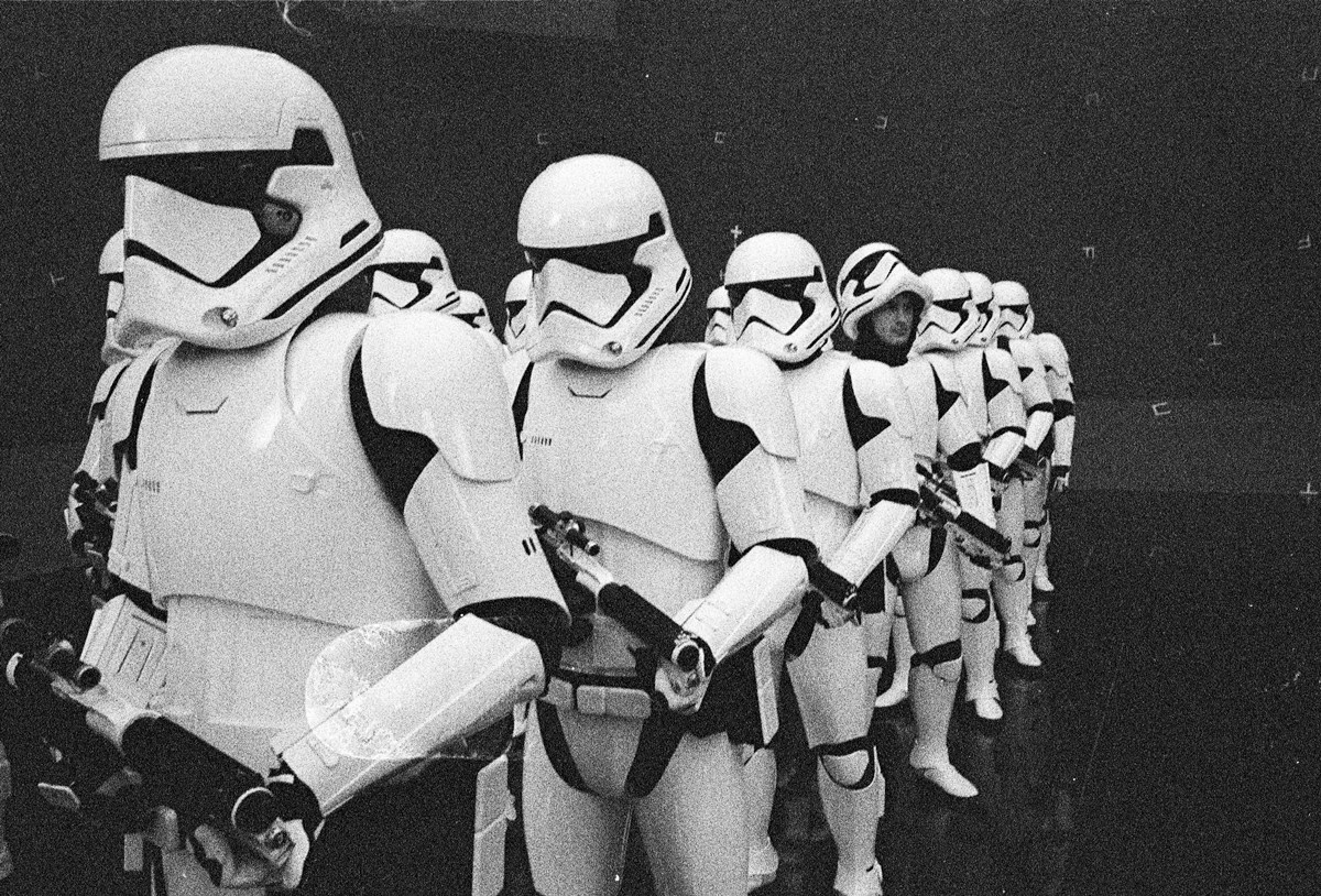 starwars-lastjedi-stormtroopers-setphoto
